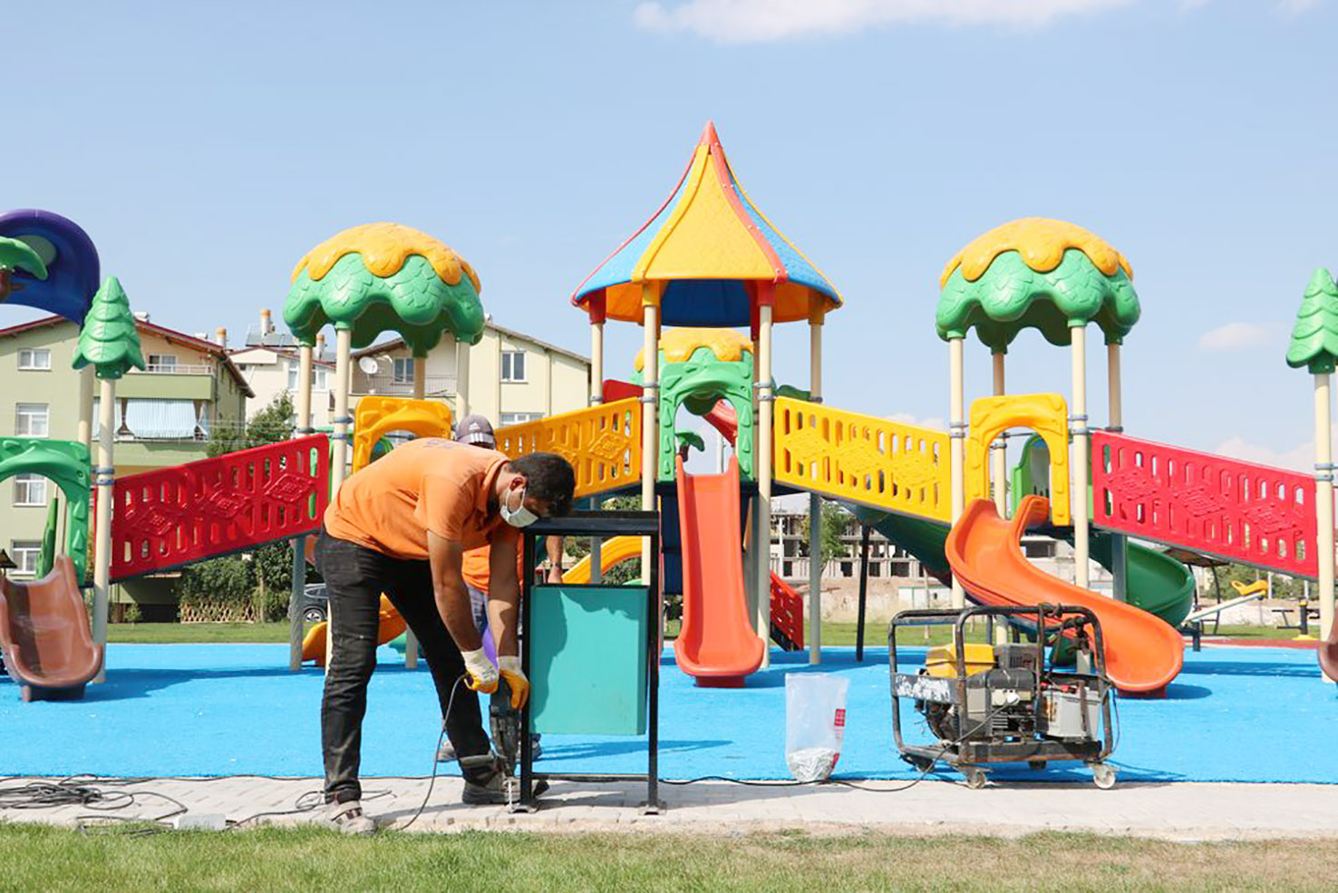 Beyşehir Belediyesi Parklardaki Çöp Kovalarını Yeniledi