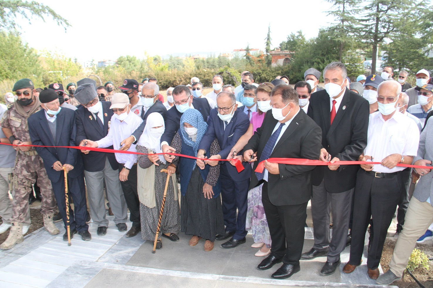 Beyşehir’de Baba Oğul Anıtı, Şehitler ve Gaziler Parkı Açıldı