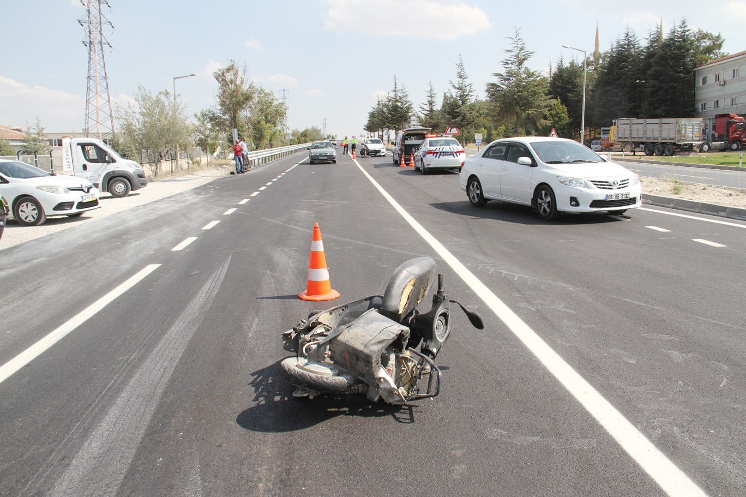 Otomobille çarpışan elektrikli bisiklet sürücüsü öldü