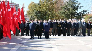 Cumhuriyet Bayramı Çelenk Sunma Töreni İle Başladı